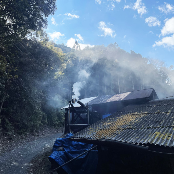 炭化の煙と熊野古道